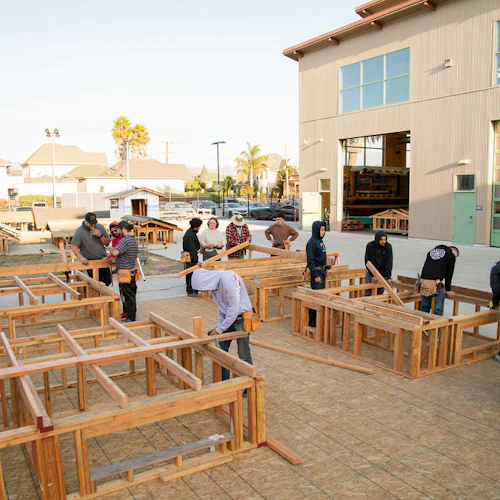 la construcción construye