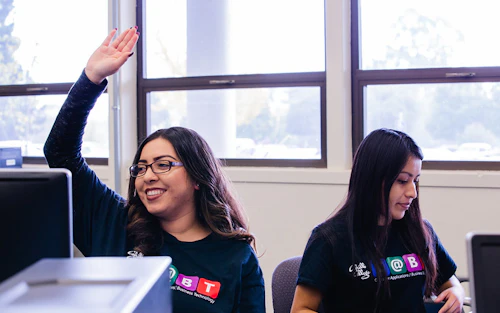 estudiante levantando la mano en clase