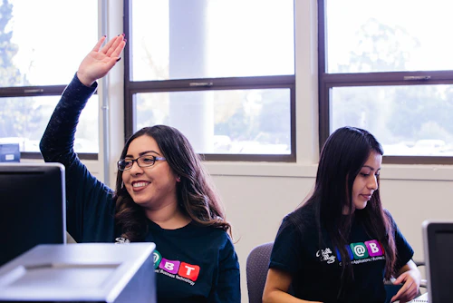 estudiante levantando la mano en clase