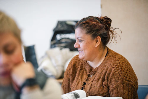 estudiante lleva una chaqueta de jersey color cobre