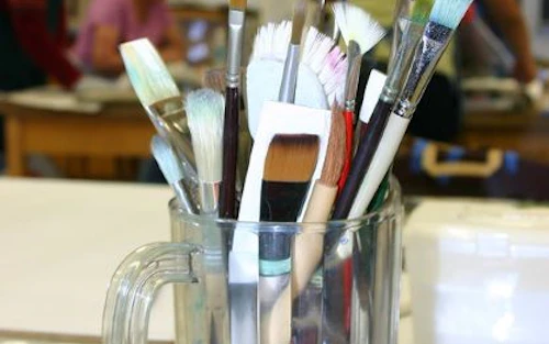 pinceles en vaso de vidrio