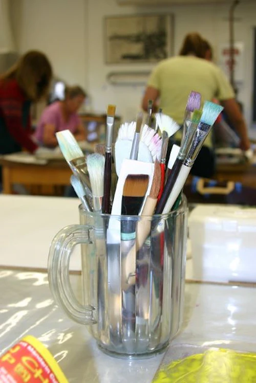 pinceles en vaso de vidrio