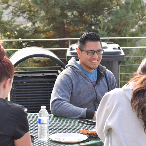 Estudiantes Sentados Afuera