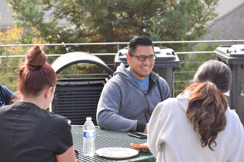 Estudiantes Sentados Afuera