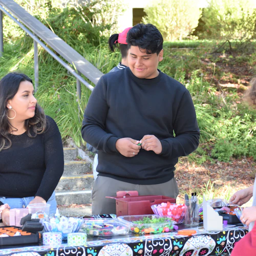 Asistentes Estudiantiles en la Celebración del Día de los Muertos