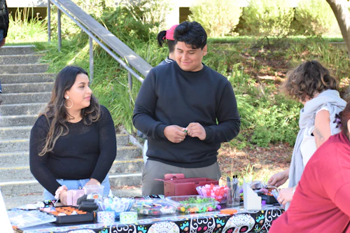 Asistentes Estudiantiles en la Celebración del Día de los Muertos