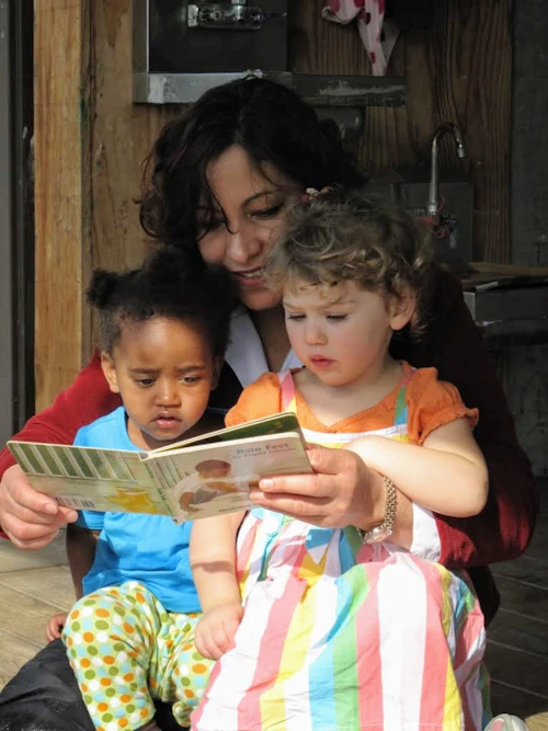 Lupe reading to toddlers