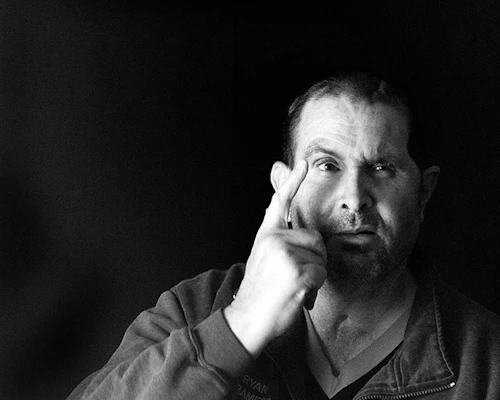 Retrato en blanco y negro de Brian, uno de los estudiantes del SDLC de Cabrillo por Lucia Cresci de la Torre