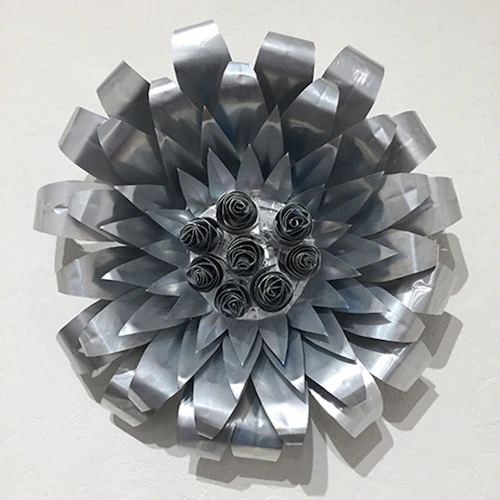 flor metálica fabricada, escultura de pared
