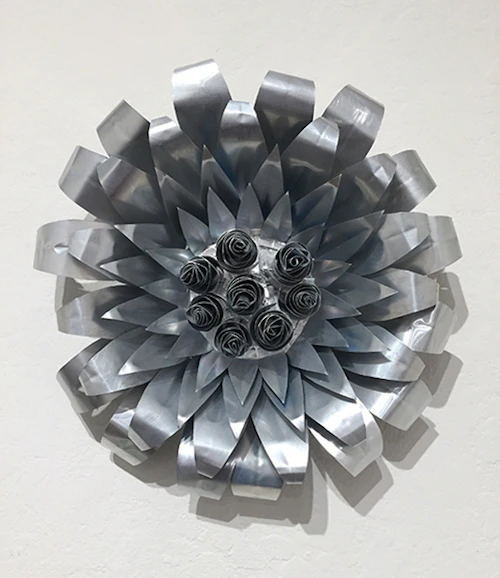 flor metálica fabricada, escultura de pared