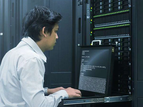 hombre trabajando en una computadora