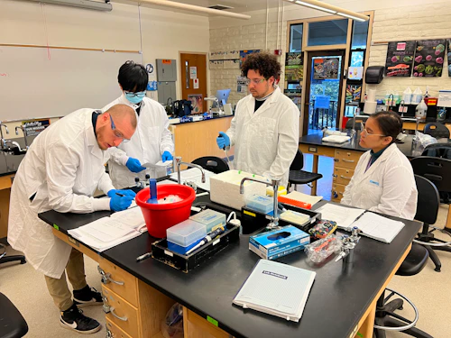 estudiantes de biotecnología en un laboratorio