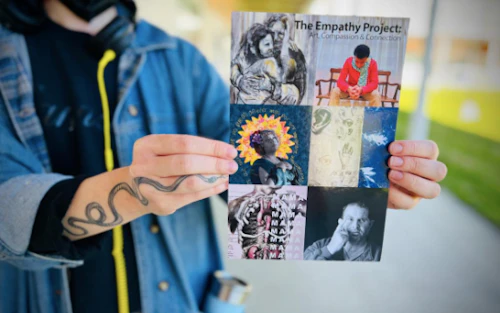 Foto sostenida por un estudiante de arte sobre la empatía