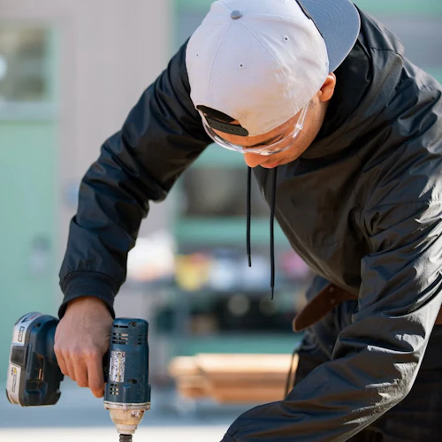 estudiante con taladro