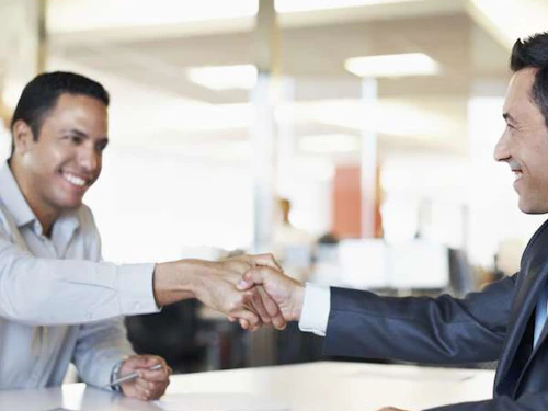 darse la mano después de un acuerdo contable