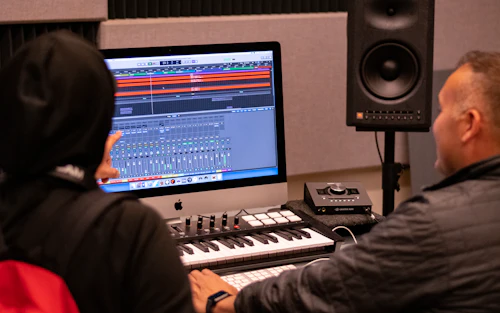 estudiante de mtra trabajando en un computadora