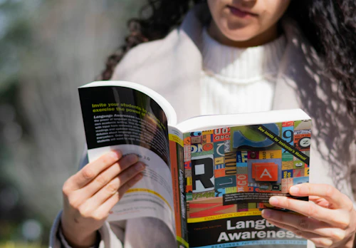 Estudiante leyendo Conciencia del Lenguaje. Fotografía de Aaron Becker.