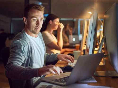 estudiante en computadora