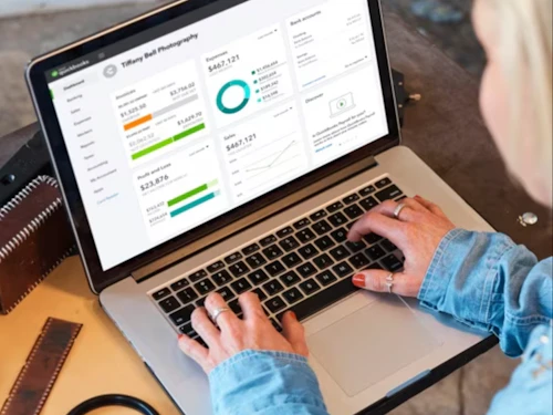 mujer trabajando con quickbooks