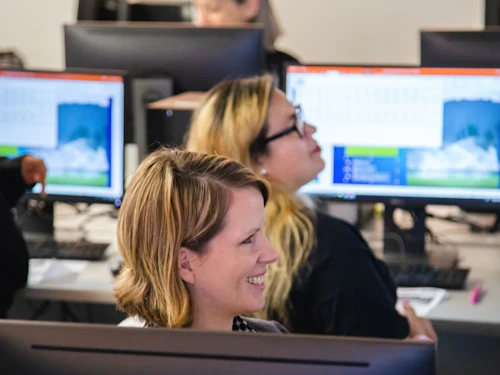 estudiantes trabajando en computadoras