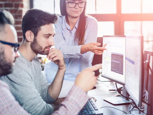 estudiantes mirando una computadora