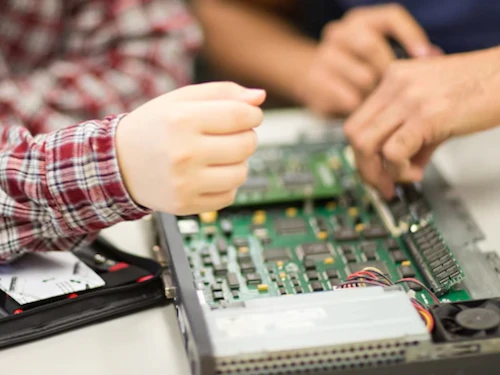 trabajando dentro del computador