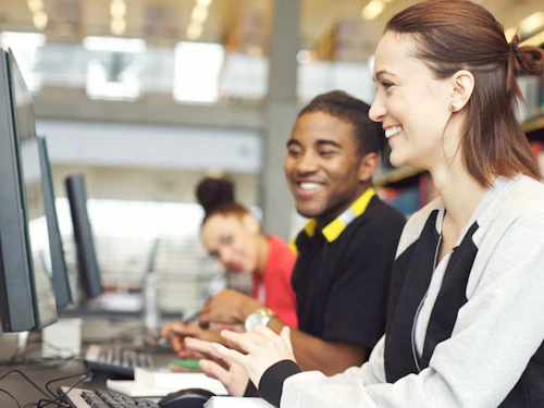estudiantes en computadora
