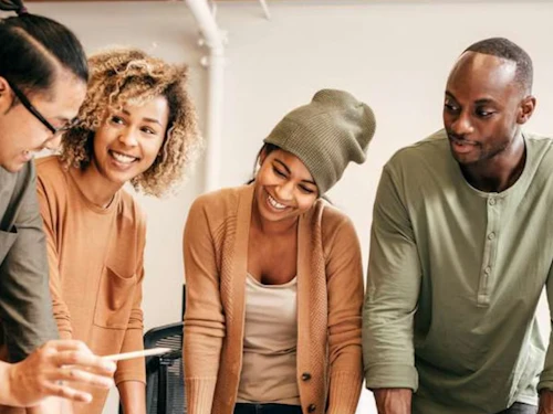 estudiantes colaboran