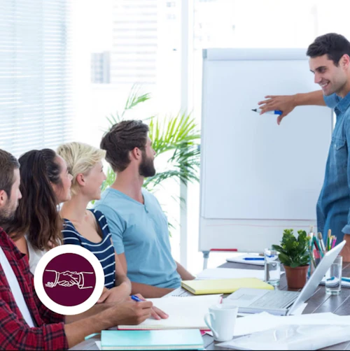 hombre presentando a grupo