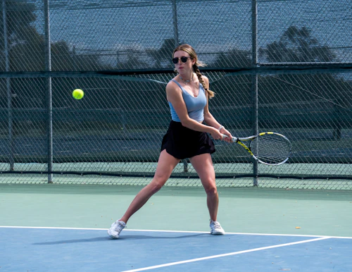 estudiante jugando tenis