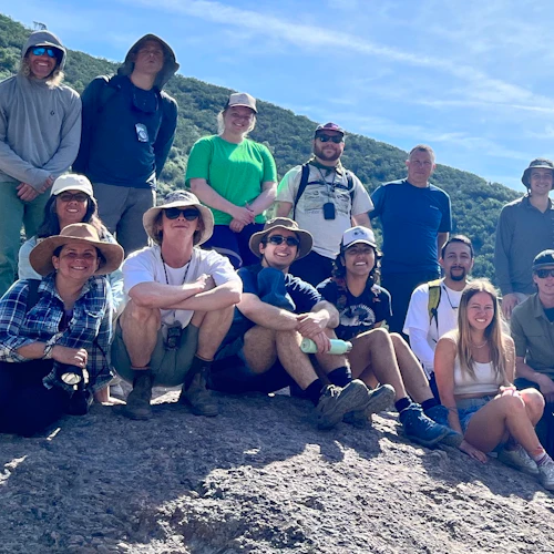 Grupo de estudiantes en el Parque Nacional Pinnacles