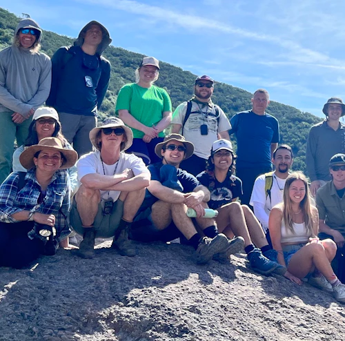 Grupo de estudiantes en el Parque Nacional Pinnacles