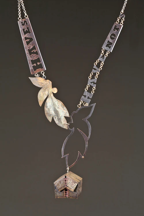 Angela Gleason, The Haves and Haves Nots, cobre estampado, fabricado, collarecillo