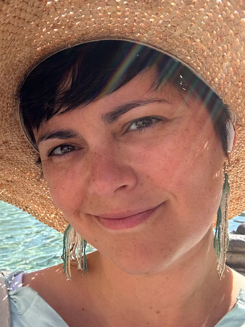 Heather Gray frente a una fuente