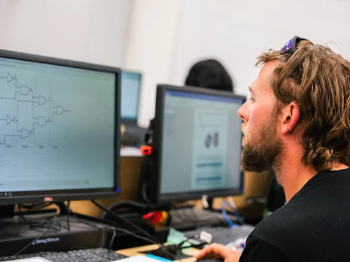 estudiante en la computadora