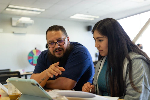un tutor de matemáticas trabaja con un estudiante de matemáticas