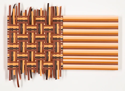 Pilar Agüero-Esparza "Stratum/Merging" tiras de cuero teñido al color de la piel entrelazadas en la mitad del lienzo y alineadas en la otra mitad