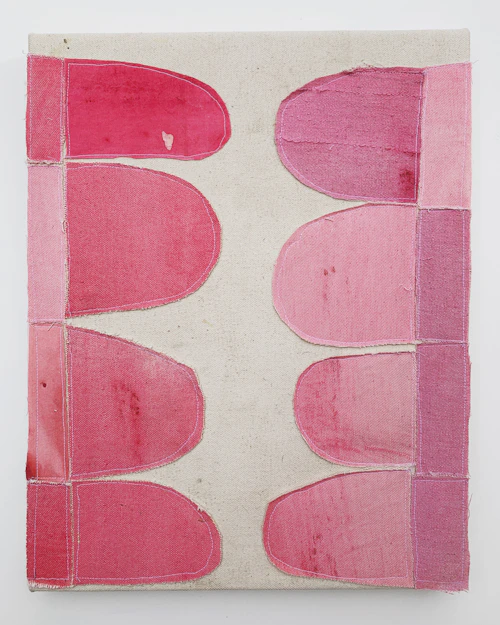 Detalle de Jonathan Parker "#166" lienzo con formas en forma de montículos rosas bordadas en los lados opuestos del lienzo