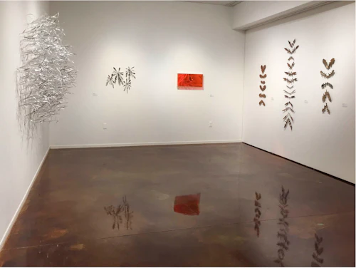 Vista de instalación en el área de la galería trasera, Kirk Maxson