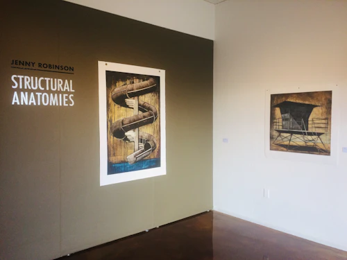 vista de instalación del muro título de la galería