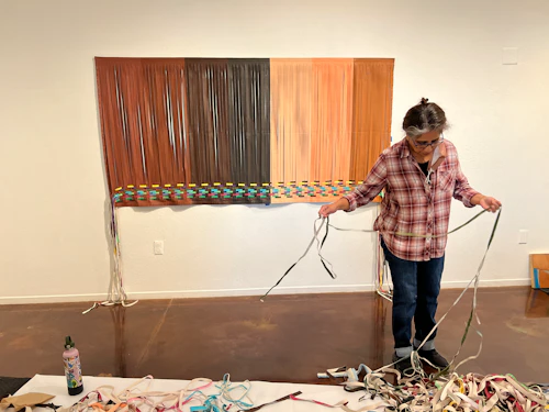 Pilar comenzando a Tejer una pieza de instalación