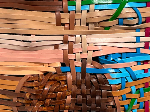 Detalles del pieza de cuero tejido colorida titulada "Con Cordones"