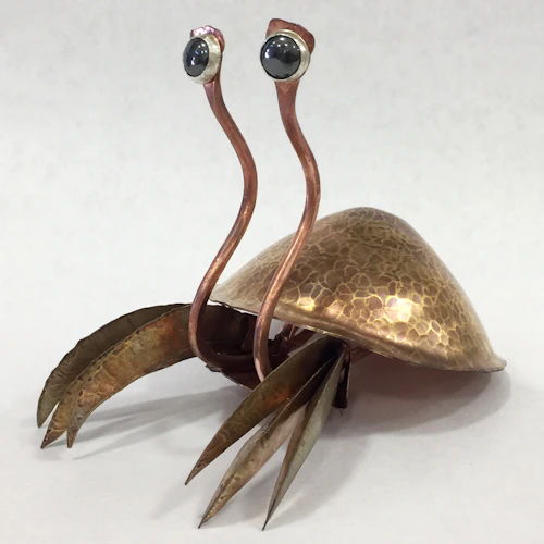 escultura de cangrejo metálico fabricado