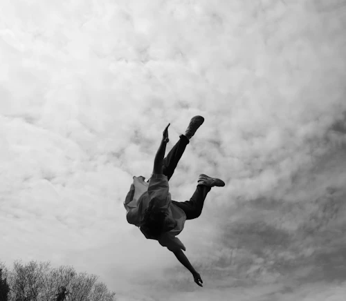 fotografía en blanco y negro de una persona en medio de un giro