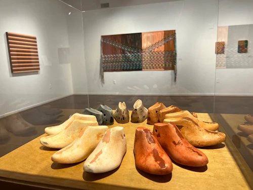 Vista de galería, "Refurbished lasts from my father's collection," 2017, Ceras multiculturales Crayola derretidas sobre lastas de madera, acrílico