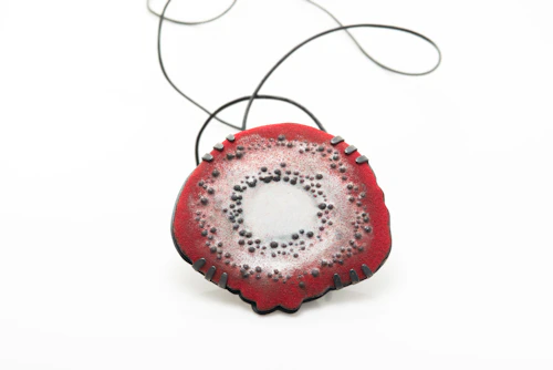 collar rojo de esmalte sobre cobre con textura de burbujas