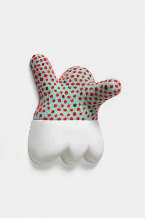 Stephanie Robison "Pandemia", azul turquesa con puntos rojos de lana teñida en forma de figura montada en una escultura mural de mármol en forma de nube