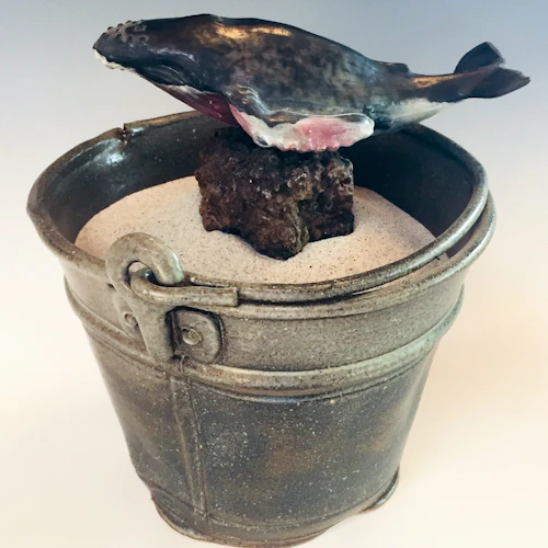 Saliva Ríos "Tryptich 2" detalle, cubo cerámico con arena y escultura de criatura marina