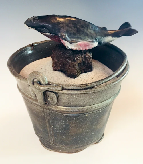 Saliva Ríos "Tryptich 2" detalle, cubo cerámico con arena y escultura de criatura marina