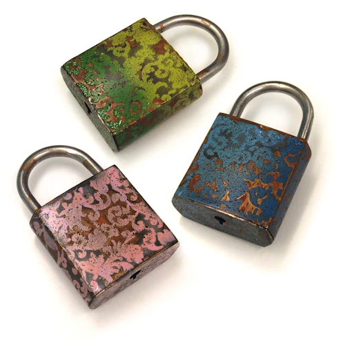 Sharon Massey, 3 cerraduras acrílicas en varios colores